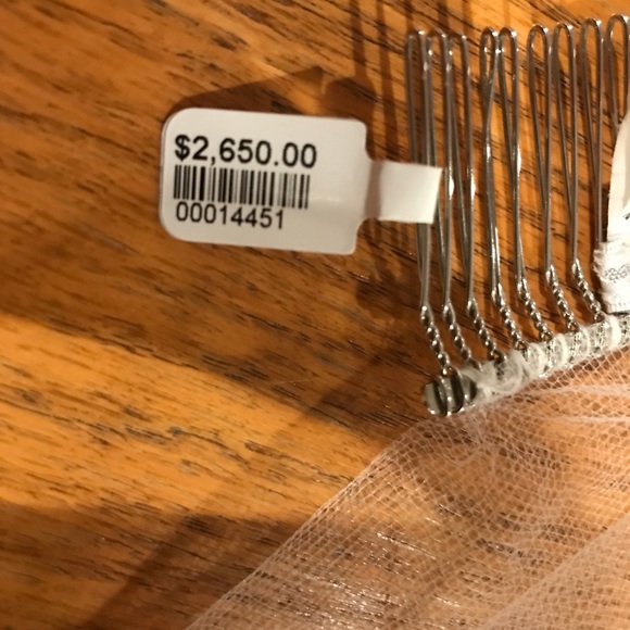 Monique Lhuillier Cathedral length veil - Picture 5 of 8